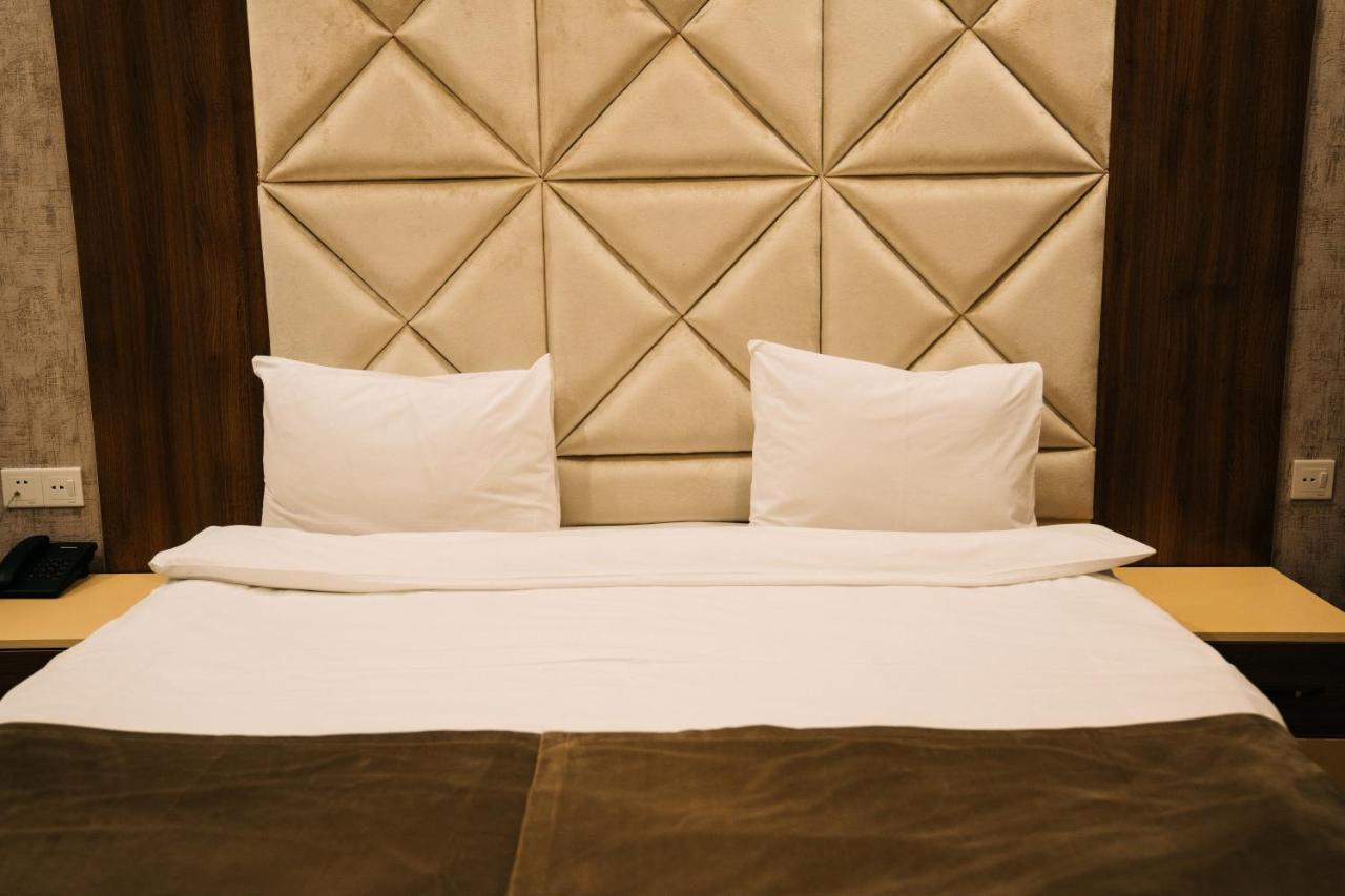 The Clocktower Hotel バクー エクステリア 写真